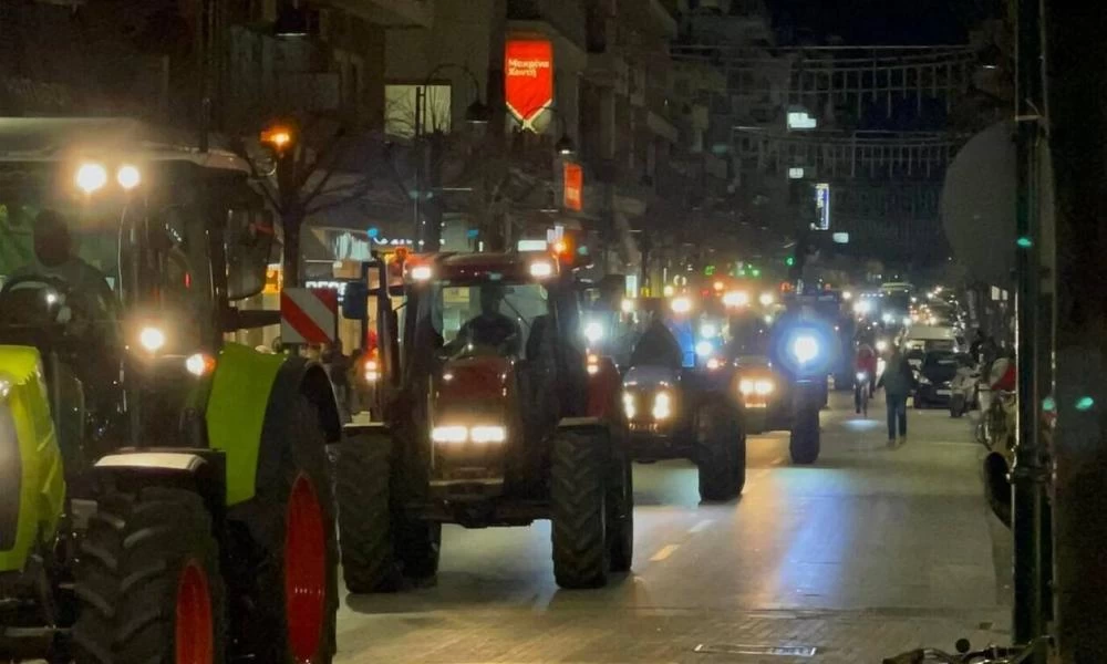 Αγρότες: Στο κέντρο της Λάρισας έφτασε το κομβόι των τρακτέρ